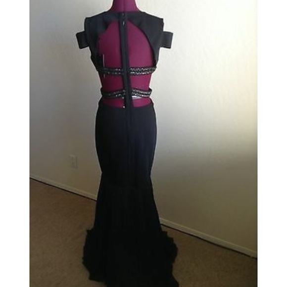 BCBG Max Azria. Size 8. - Picture 6 of 11